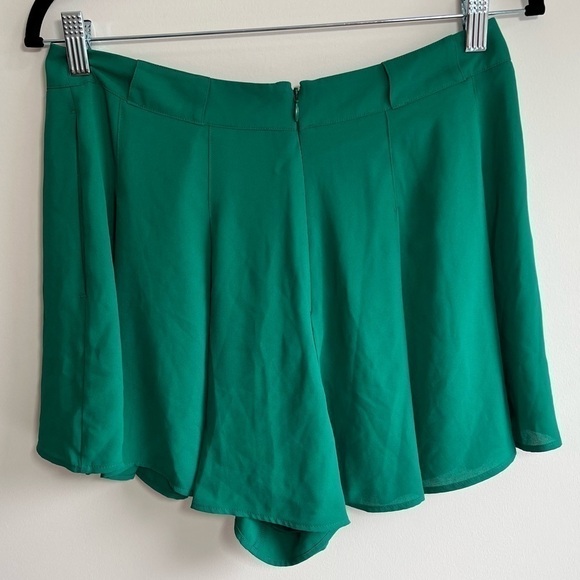 SUNDAY BEST | Green High Waisted Flowy Shorts Pleated Front Size 10 - Picture 3 of 3